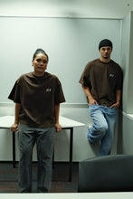 Load image into Gallery viewer, STAPLE BOX FIT TEE - BROWN
