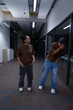 Load image into Gallery viewer, STAPLE BOX FIT TEE - BROWN

